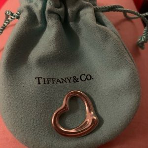 Tiffany’s silver heart charm. 😍🥰